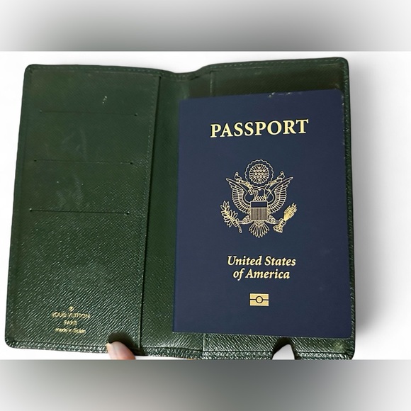 Authentic LOUIS VUITTON  Taiga Passport Cover Green LuxuryCore Quiet Luxury - Picture 3 of 7